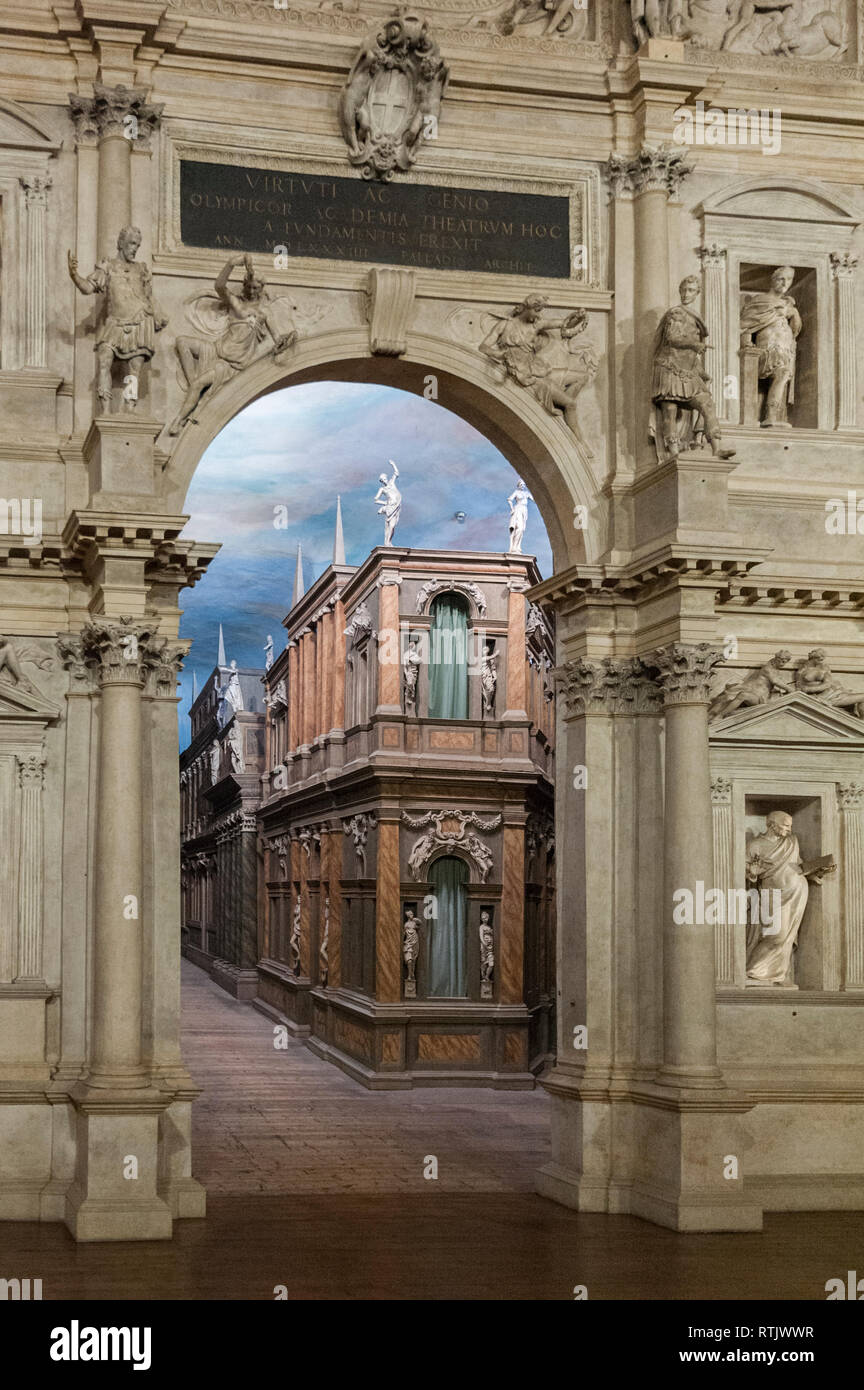 VICENZA, Italia - 29 dicembre 2018: vista dell'interno del teatro Olimpico, il più antico stadio di superstite impostare ancora in esistenza Foto Stock