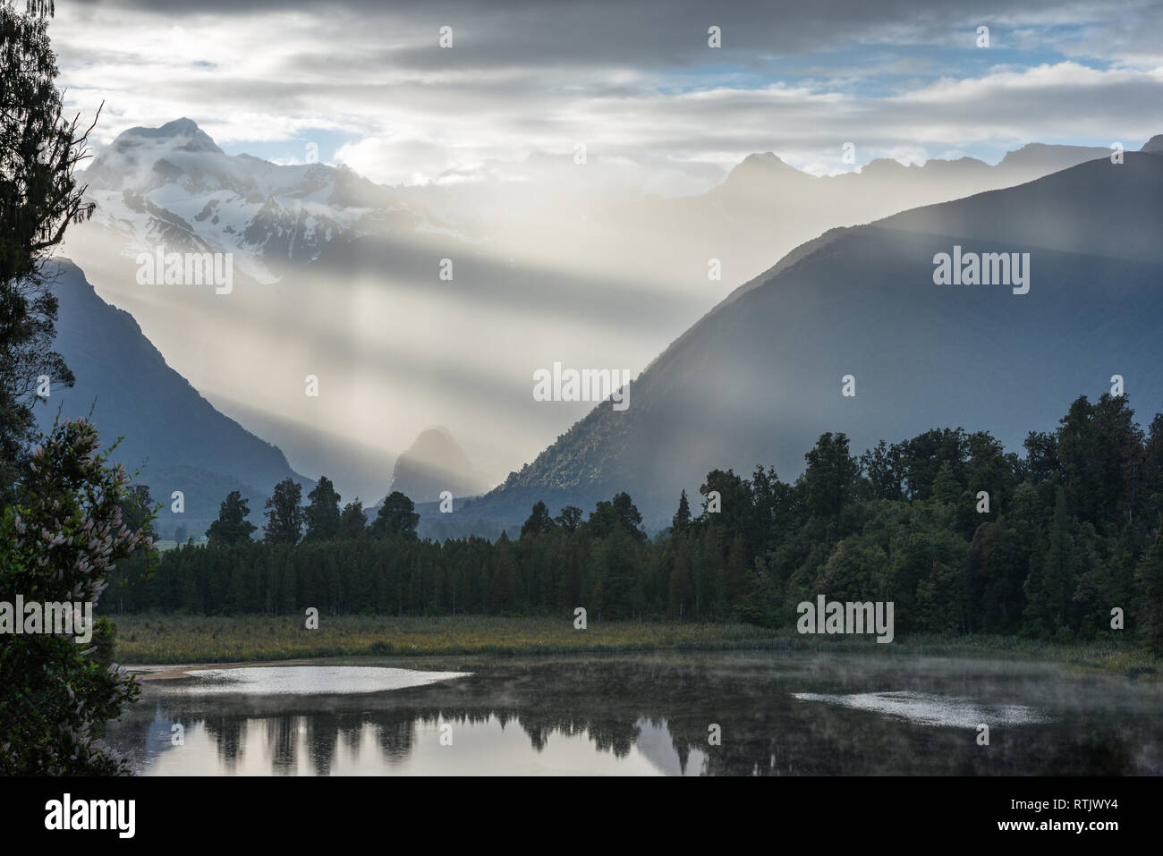 Brillante contrasto raggi del sole di mattina sopra il lago Matheson Foto Stock