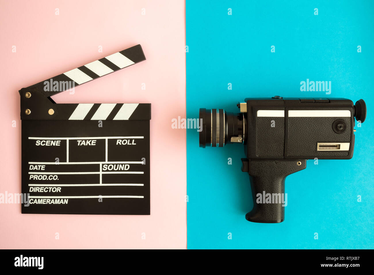 Piatto di laici battaglio board e videocamera retrò su sfondo pastello minimo concetto creativo. Foto Stock