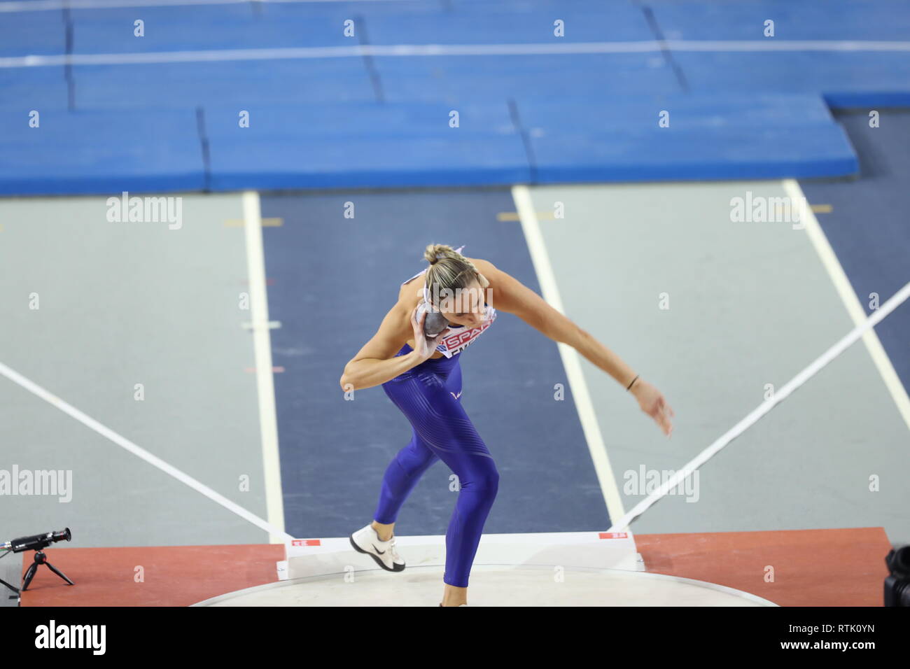 Glasgow, Scotland, Regno Unito. 1 Marzo, 2019. Niamh Emerson durante gli Europei Indoor Athletics Championships 2019 donne Pentathlon del colpo messo Credit: Ben Booth/Alamy Live News Foto Stock