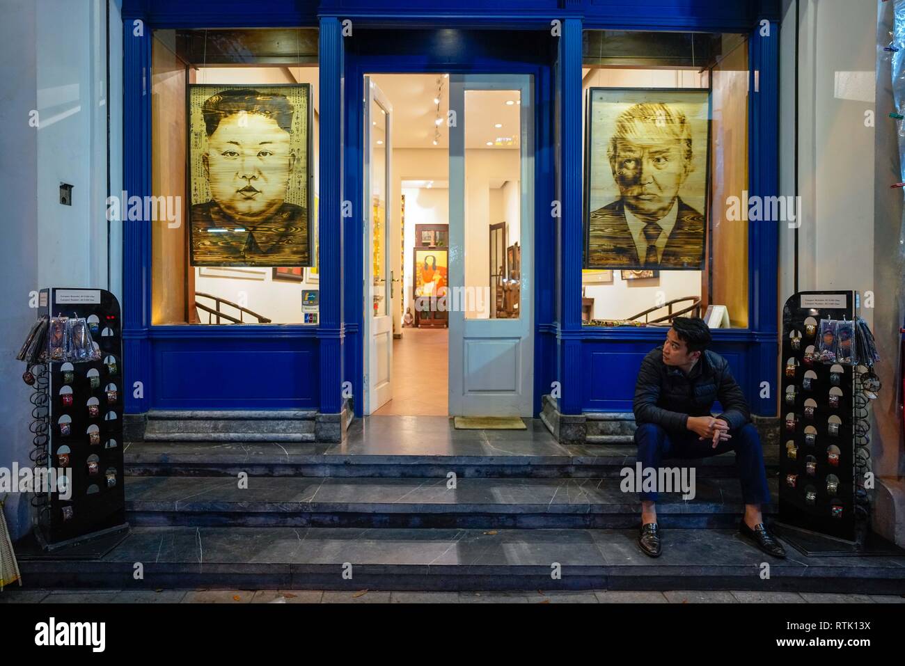 Hanoi, Vietnam. 1 Mar, 2019. Opere del leader della Corea del nord Kim (L) e U.S. Presidente Trump (R) sono mostrate sul visualizzatore in corrispondenza di una galleria il giorno dopo il secondo la Corea del Nord per gli Stati Uniti Vertice nella città capitale di Hanoi. Il vertice si è concluso con nessun accordo fatto tra Stati Uniti Presidente Trump e leader della Corea del nord Kim. Credito: Christopher Jue/ZUMA filo/Alamy Live News Foto Stock