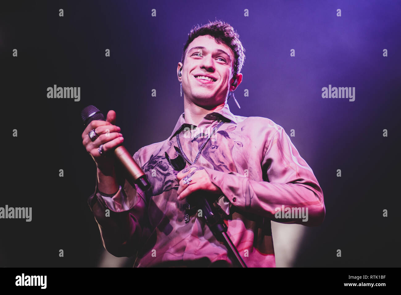 Venaria, Italia. 1 Mar 2019. Il cantante italiano Irama, fase di nome di Filippo Maria Fanti, esecuzione dal vivo sul palco per la sua prima "Giovani per sempre" (Sempre giovani) tour in concerto a Venaria, presso il Teatro della Concordia, di fronte un venduto fuori sede. Credito: Alessandro Bosio/Alamy Live News Foto Stock