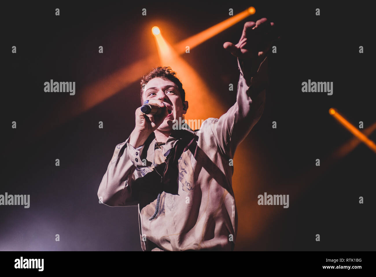 Venaria, Italia. 1 Mar 2019. Il cantante italiano Irama, fase di nome di Filippo Maria Fanti, esecuzione dal vivo sul palco per la sua prima "Giovani per sempre" (Sempre giovani) tour in concerto a Venaria, presso il Teatro della Concordia, di fronte un venduto fuori sede. Credito: Alessandro Bosio/Alamy Live News Foto Stock