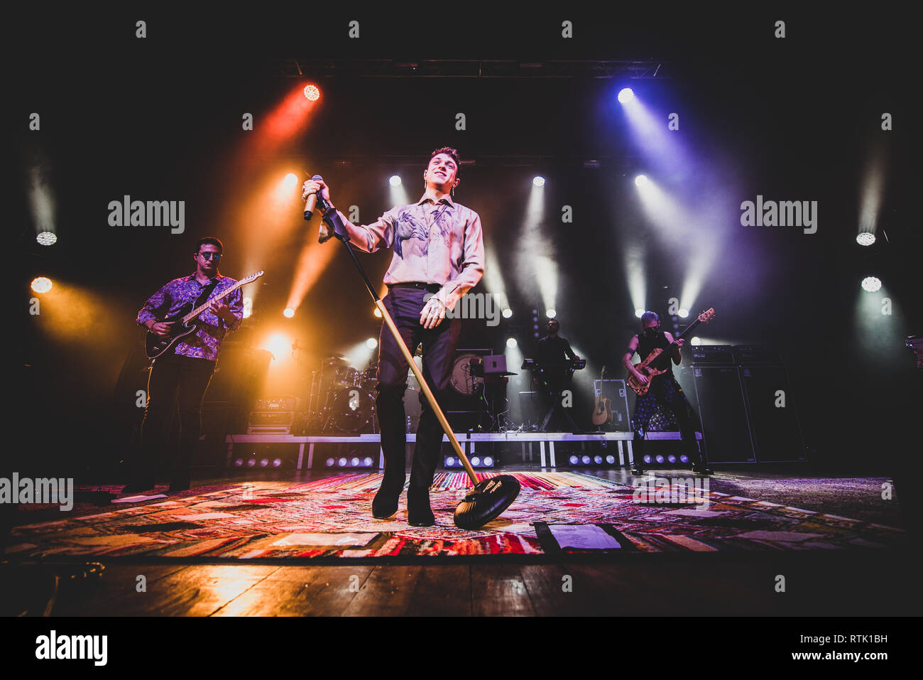 Venaria, Italia. 1 Mar 2019. Il cantante italiano Irama, fase di nome di Filippo Maria Fanti, esecuzione dal vivo sul palco per la sua prima "Giovani per sempre" (Sempre giovani) tour in concerto a Venaria, presso il Teatro della Concordia, di fronte un venduto fuori sede. Credito: Alessandro Bosio/Alamy Live News Foto Stock