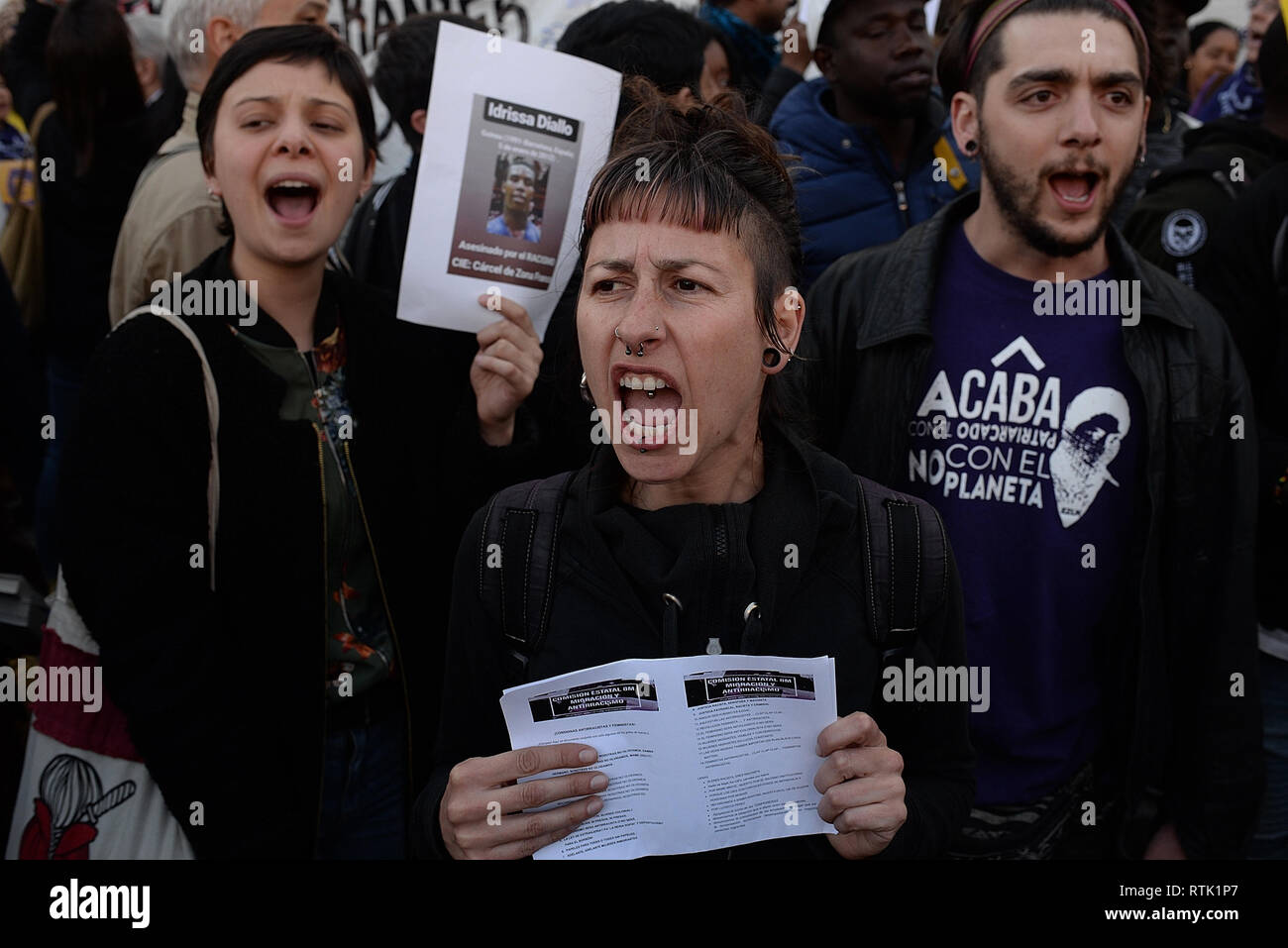 Madrid, Madrid, Spagna. 1 Mar, 2019. I dimostranti sono visti cantando slogan durante la protesta.protesta femminista contro il razzismo nella parte anteriore dell' immigrato centro di detenzione (CIE) in Aluche, Madrid. Credito: Juan Carlos Lucas SOPA/images/ZUMA filo/Alamy Live News Foto Stock