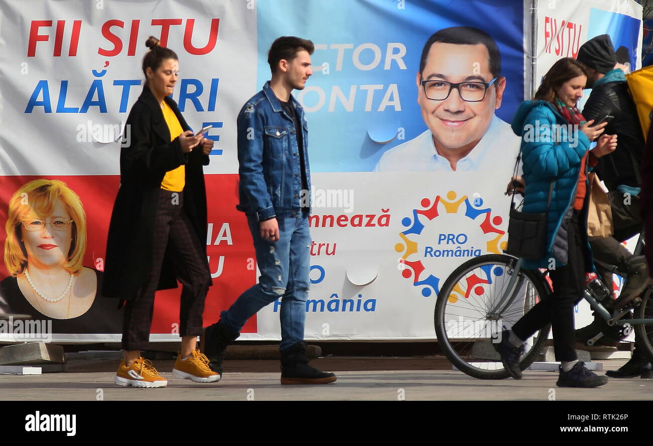 Bucarest, Romania - 01 Marzo 2019: la gente passa il poster del pre-campagna elettorale di Pro Romania parte che le chiamate per le firme per la partecipazione alle elezioni del Parlamento europeo. Credito: vul/Alamy Live News Foto Stock