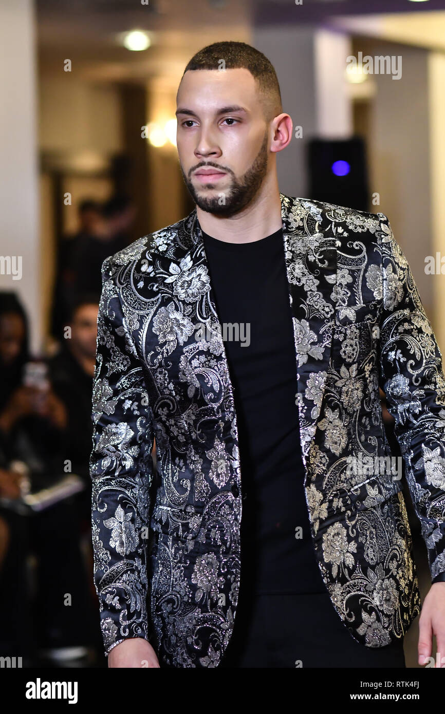 Londra, Regno Unito. 1 Mar, 2019. Samina di Mughal vetrine un set (giacche) a SMGlobal passerella - London Fashion Week F/W19 a Clayton Crown Hotel, Cricklewood Broadway, il 1° marzo 2019, Londra, Regno Unito. Credito: Picture Capital/Alamy Live News Foto Stock