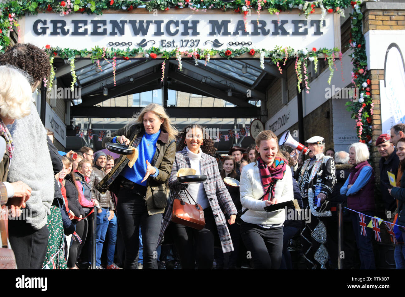 Greenwich, Londra, Regno Unito, 2 Mar 2019. I concorrenti hanno divertimento partecipa all'annuale gara di pancake. Il London pancake gara stagionale diventa di un flippin' buon inizio con la prima delle due pancake annuali gare al mercato di Greenwich oggi e il Martedì Grasso. La manifestazione tradizionale nel Royal Borough raccoglie fondi per il Greenwich e Bexley Comunità Ospizio. Credito: Imageplotter/Alamy Live News Foto Stock