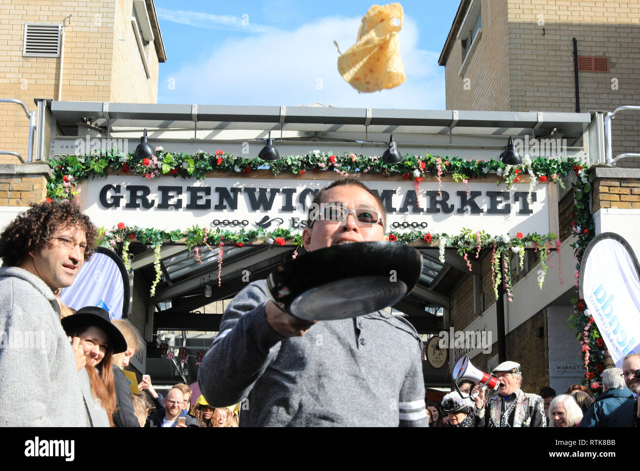 Greenwich, Londra, Regno Unito, 2 Mar 2019. I concorrenti hanno divertimento partecipa all'annuale gara di pancake. Il London pancake gara stagionale diventa di un flippin' buon inizio con la prima delle due pancake annuali gare al mercato di Greenwich oggi e il Martedì Grasso. La manifestazione tradizionale nel Royal Borough raccoglie fondi per il Greenwich e Bexley Comunità Ospizio. Credito: Imageplotter/Alamy Live News Foto Stock