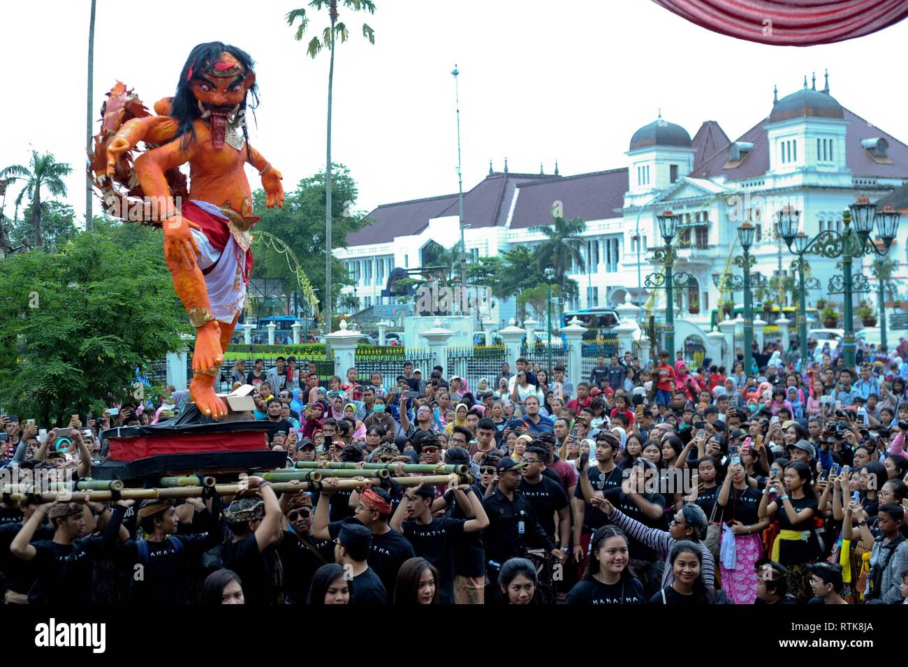 Yogyakarta, Indonesia. 2 Mar, 2019. Gli Indù indonesiano trasportare effigi gigante localmente noto come 'Ogoh-ogoh' avanti del Nyepi Day, il giorno del silenzio, Malioboro Street a Yogyakarta, Indonesia, Marzo 2, 2019. Nyepi Day segna il nuovo anno giorno di Bali indù in cui gli incendi di illuminazione, lavorare, viaggiare e divertente sono limitate. Credito: Supriyanto/Xinhua/Alamy Live News Foto Stock