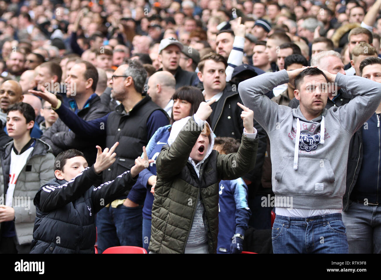 Londra, Regno Unito. 02Mar, 2019.Tottenham tifosi non sono contento che la meta è stata esclusa per off-lato durante il match di Premier League tra Tottenham Hotspur e Arsenal a Wembley Stadium il 2 marzo 2019 a Londra, Inghilterra. (Foto di Mick Kearns/phcimages.com) Foto Stock