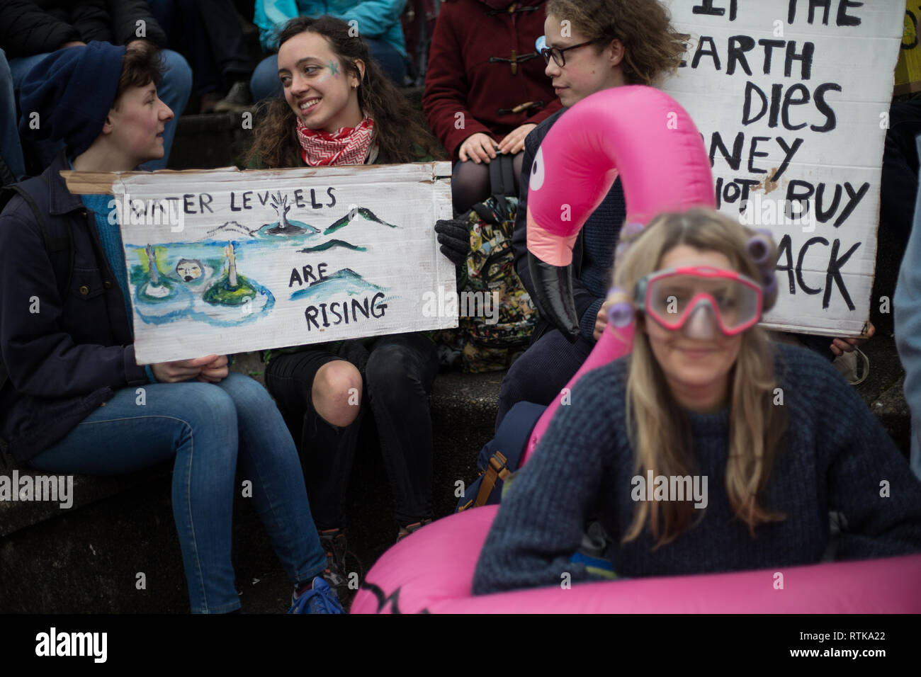 Glasgow, Scozia, 2 marzo 2019. Il "Onda Blu" dimostrazione da parte della ribellione di estinzione il cambiamento climatico e il gruppo di sostenitori, bloccando le strade e si muove attraverso le strade della città per evidenziare l'innalzamento delle acque del fiume Clyde e a mettere in guardia contro i pericoli del cambiamento climatico se un intervento urgente non viene presa immediatamente. La dimostrazione pacifica di circa 200 persone che culminò con il simbolico lancio di acqua dal fiume Clyde al City Chambers passi, un simbolo dei livelli di acqua a venire. In Glasgow, Scozia. Credito: Jeremy Sutton-Hibbert/Alamy Live News. Foto Stock