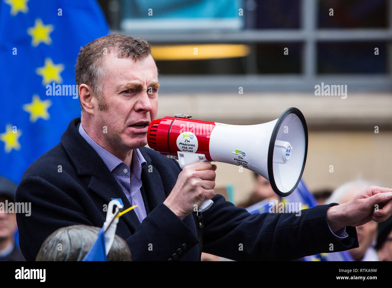 Cardiff, Galles, UK. 2 marzo 2019. Diverse centinaia di persone hanno partecipato a un anti-brexit marzo a Cardiff oggi, 2 marzo 2019. Il marzo organizzata dal Cardiff per l'Europa, gruppo assemblato al di fuori del Cardiff Central Library prima a piedi attraverso Cardiff's più trafficata area dello shopping. Lavoro locale MPs, Jo Stevens e Anna McMorrin diede brevi discorsi e sono state riunite da altri oratori, comprese Adam prezzo, il leader di Plaid Cymru. Credito: Chris Stevenson/Alamy Live News Foto Stock