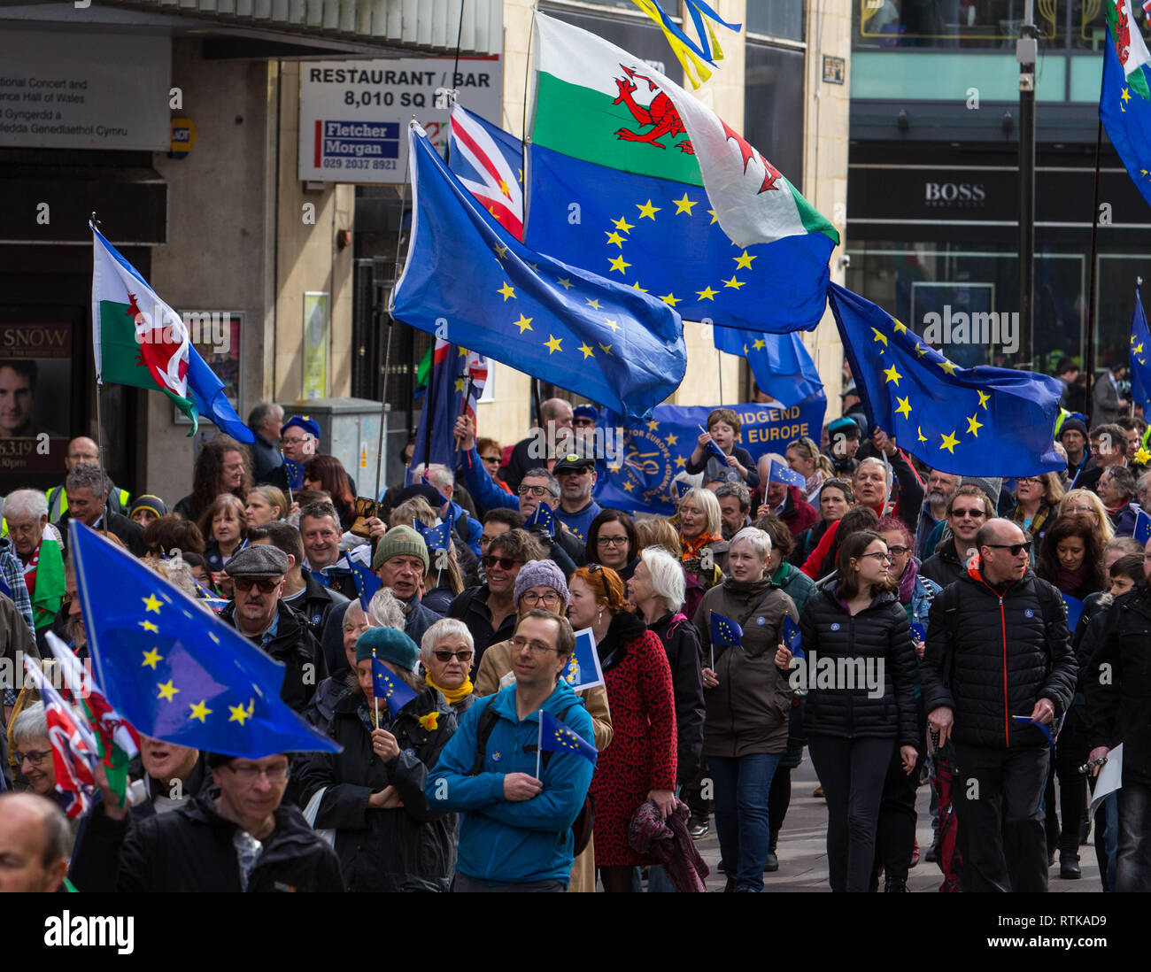 Cardiff, Galles, UK. 2 marzo 2019. Diverse centinaia di persone hanno partecipato a un anti-brexit marzo a Cardiff oggi, 2 marzo 2019. Il marzo organizzata dal Cardiff per l'Europa, gruppo assemblato al di fuori del Cardiff Central Library prima a piedi attraverso Cardiff's più trafficata area dello shopping. Lavoro locale MPs, Jo Stevens e Anna McMorrin diede brevi discorsi e sono state riunite da altri oratori, comprese Adam prezzo, il leader di Plaid Cymru. Credito: Chris Stevenson/Alamy Live News Foto Stock