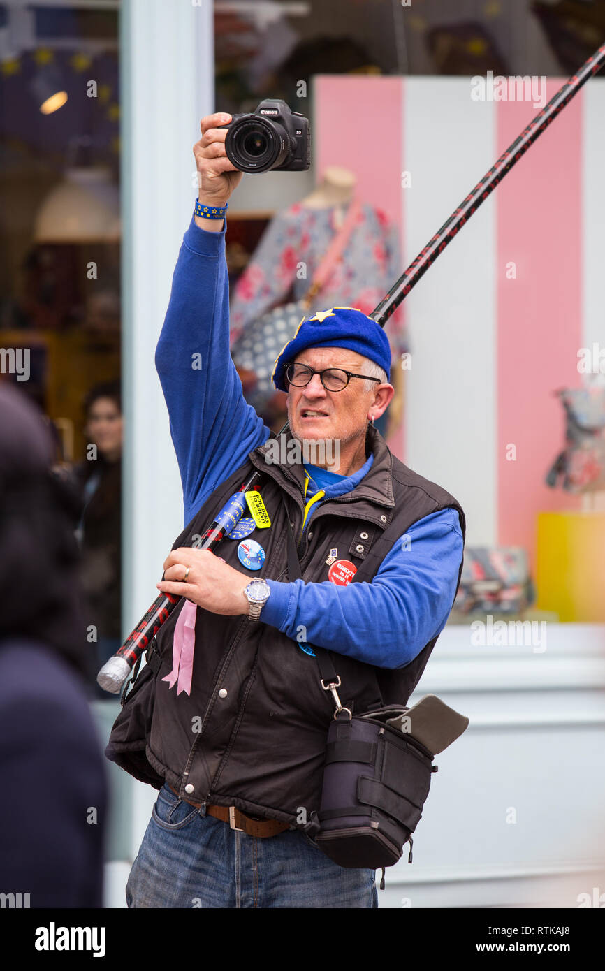 Cardiff, Galles, UK. 2 marzo 2019. Diverse centinaia di persone hanno partecipato a un anti-brexit marzo a Cardiff oggi, 2 marzo 2019. Il marzo organizzata dal Cardiff per l'Europa, gruppo assemblato al di fuori del Cardiff Central Library prima a piedi attraverso Cardiff's più trafficata area dello shopping. Lavoro locale MPs, Jo Stevens e Anna McMorrin diede brevi discorsi e sono state riunite da altri oratori, comprese Adam prezzo, il leader di Plaid Cymru. Credito: Chris Stevenson/Alamy Live News Foto Stock