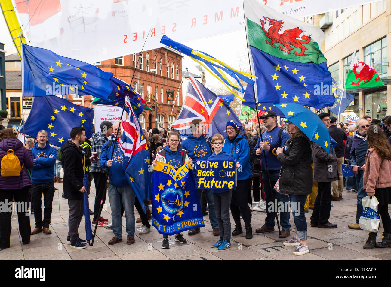 Cardiff, Galles, UK. 2 marzo 2019. Diverse centinaia di persone hanno partecipato a un anti-brexit marzo a Cardiff oggi, 2 marzo 2019. Il marzo organizzata dal Cardiff per l'Europa, gruppo assemblato al di fuori del Cardiff Central Library prima a piedi attraverso Cardiff's più trafficata area dello shopping. Lavoro locale MPs, Jo Stevens e Anna McMorrin diede brevi discorsi e sono state riunite da altri oratori, comprese Adam prezzo, il leader di Plaid Cymru. Credito: Chris Stevenson/Alamy Live News Foto Stock