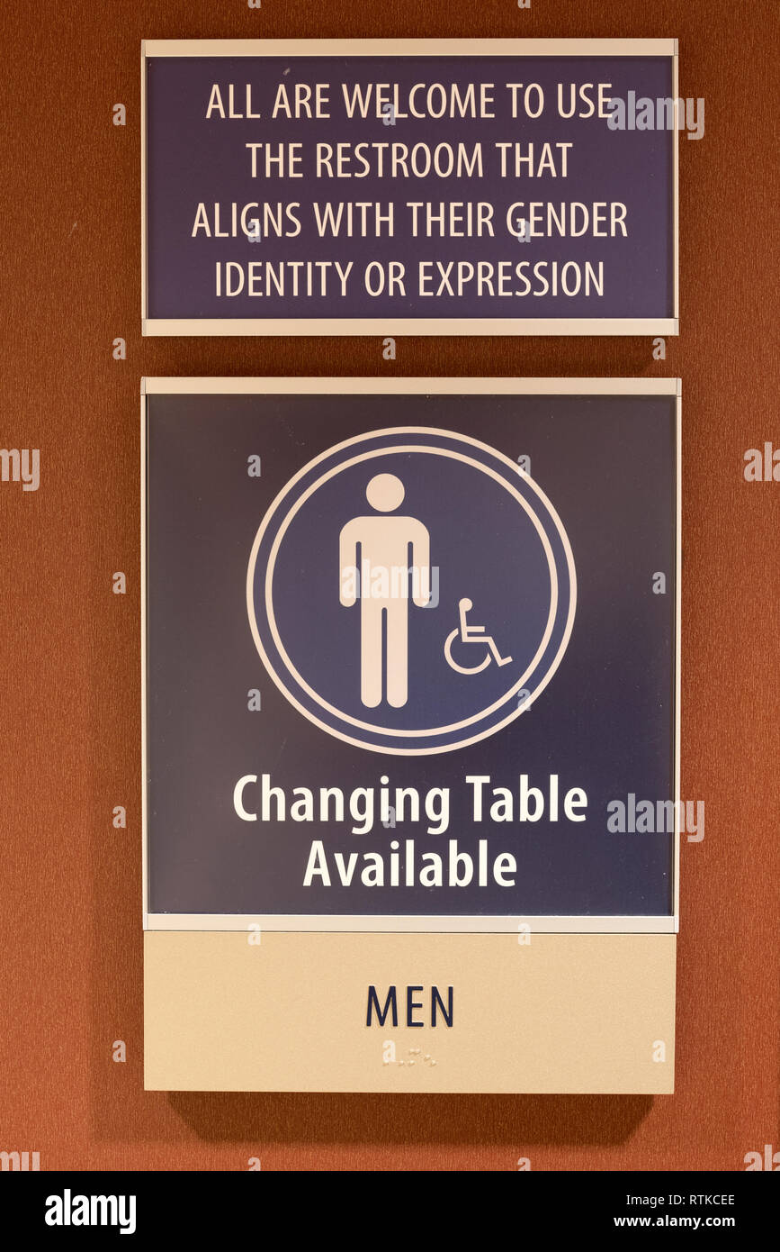 Identità di genere segno su una porta del bagno presso la Oregon Health Sciences University di Portland, Oregon. Foto Stock