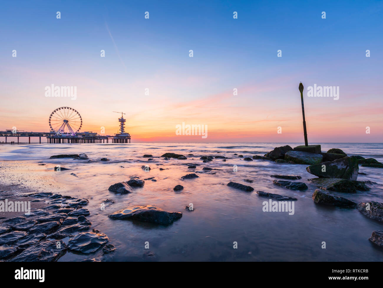 Colorato Tramonto sul litorale, spiaggia, pier e ruota panoramica Ferris, Scheveningen, l'Aia. Tecnica HDR utilizzato, high dynamic range. Foto Stock