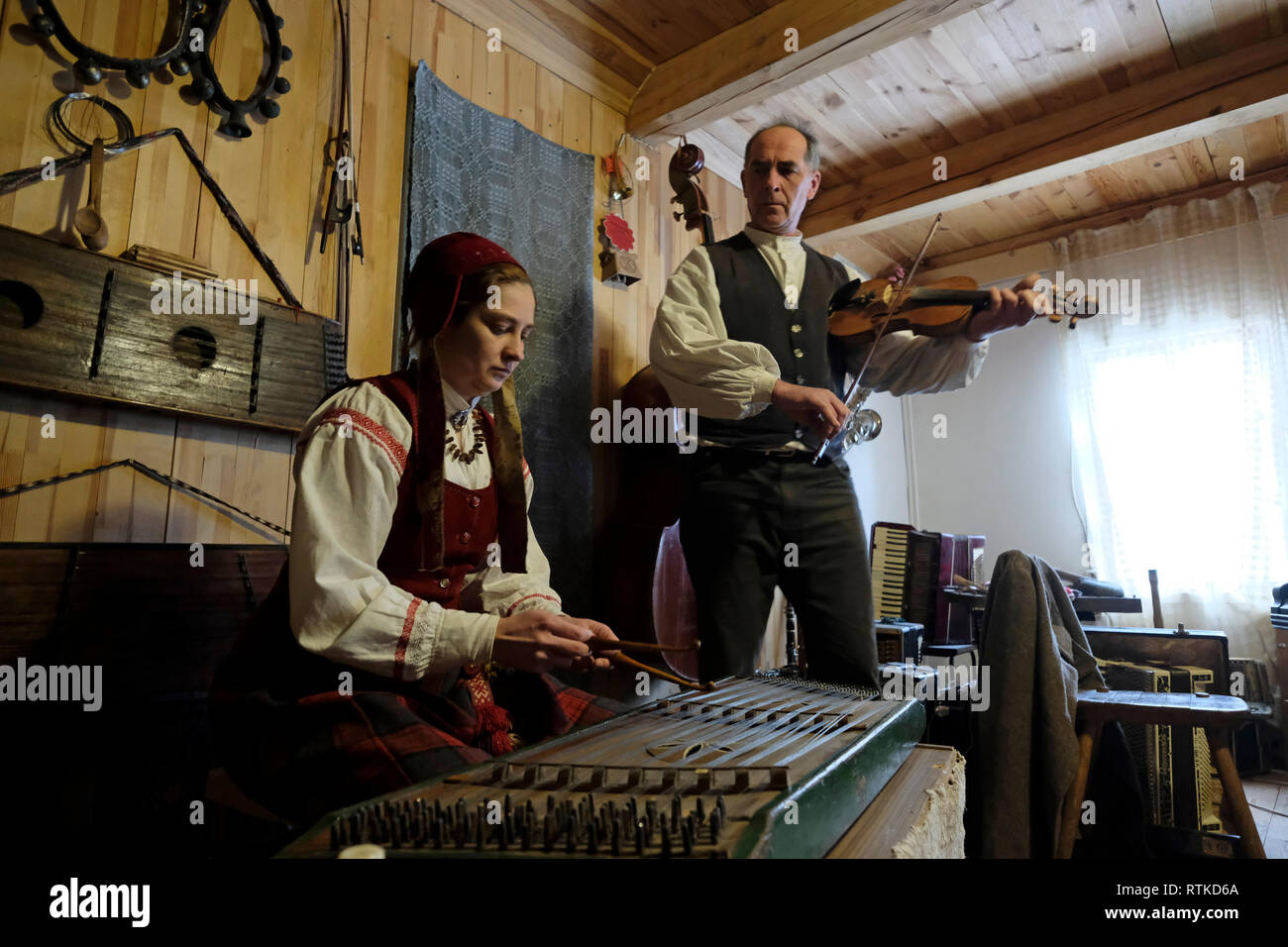 Olesya Sivokhina un giovane musicista bielorusso che suona il dulcimer martellato di origini iraniane o mesopotamiane con Ales Los un etnografo bielorusso che gestisce Khutar Dudara (azienda di Pipe Player) ed è un restauratore di lea­ding di antichi strumenti folk, Oltre a un ricercatore di tradizioni di piping nella sua casa nel distretto di Volozhin Bielorussia Foto Stock