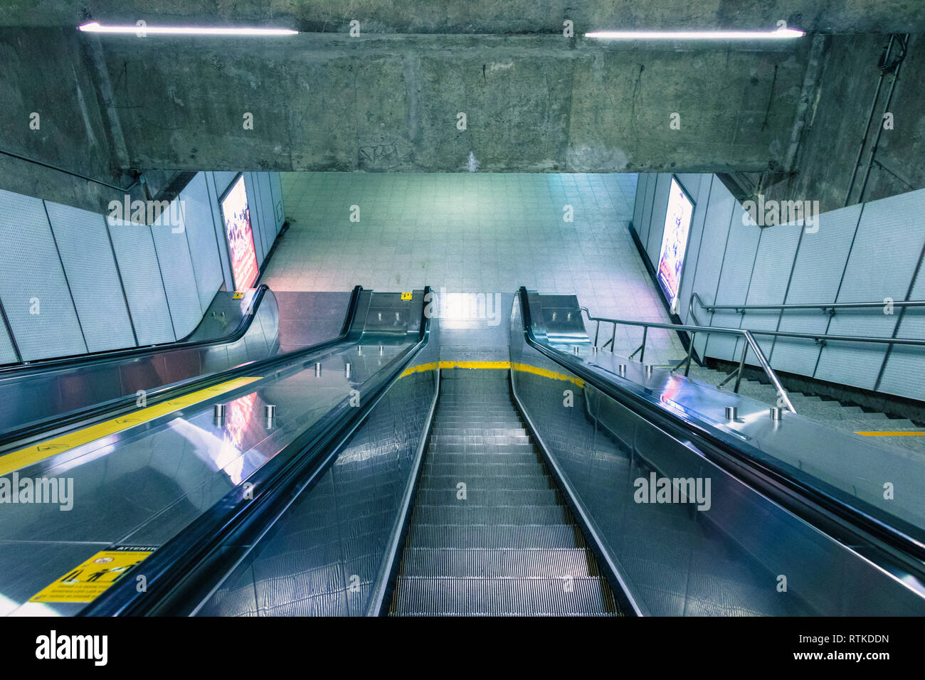 Escalator di Montreal - simmetria, calcestruzzo - vista interna. Foto Stock