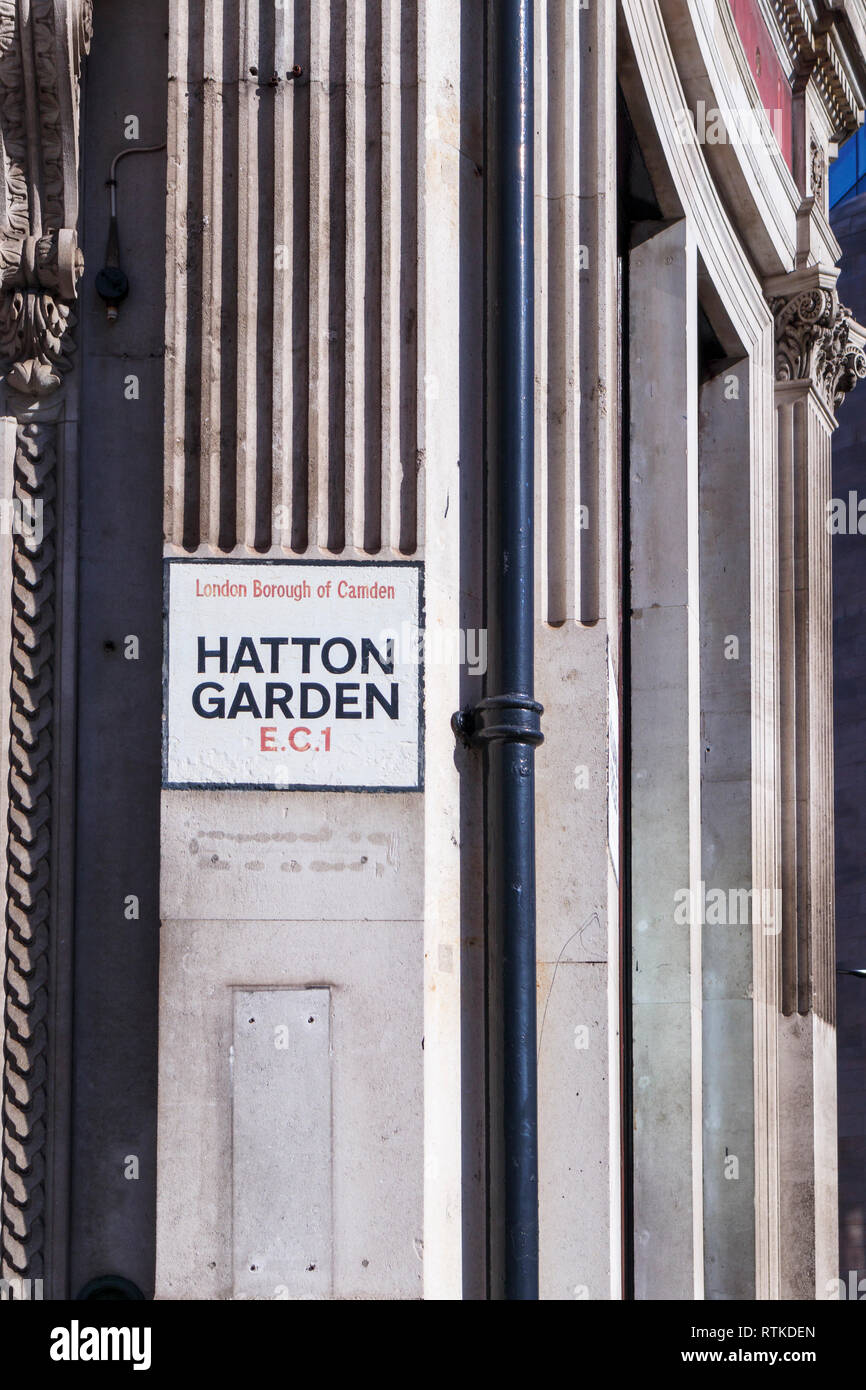Dipinto di nome strada segno a Hatton Garden, London Borough of Camden, CE1, London Jewellery Quarter e il centro del Regno Unito commercio di diamanti Foto Stock