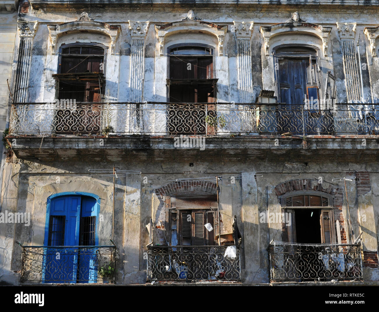 Dettaglio mostrante gli appartamenti con balconi in corrispondenza di un edificio residenziale nella Vecchia Havana, Cuba. Molti edifici nella capitale sono fatiscenti e nella necessità di riparazione. Foto Stock