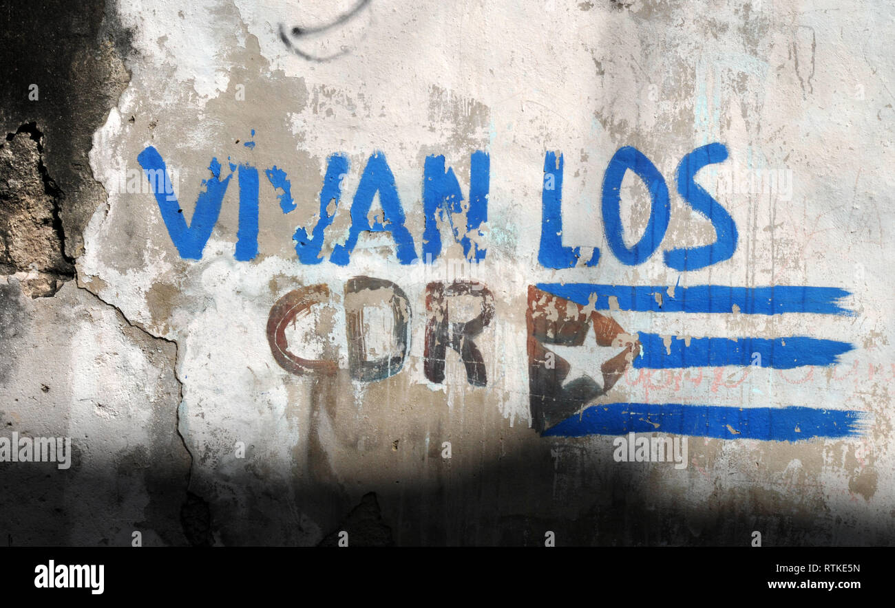 Lo slogan Vivan Los CDR (Evviva i Comitati di Difesa della Rivoluzione) e una bandiera cubana sono dipinti su un edificio a l'Avana Vecchia. Foto Stock