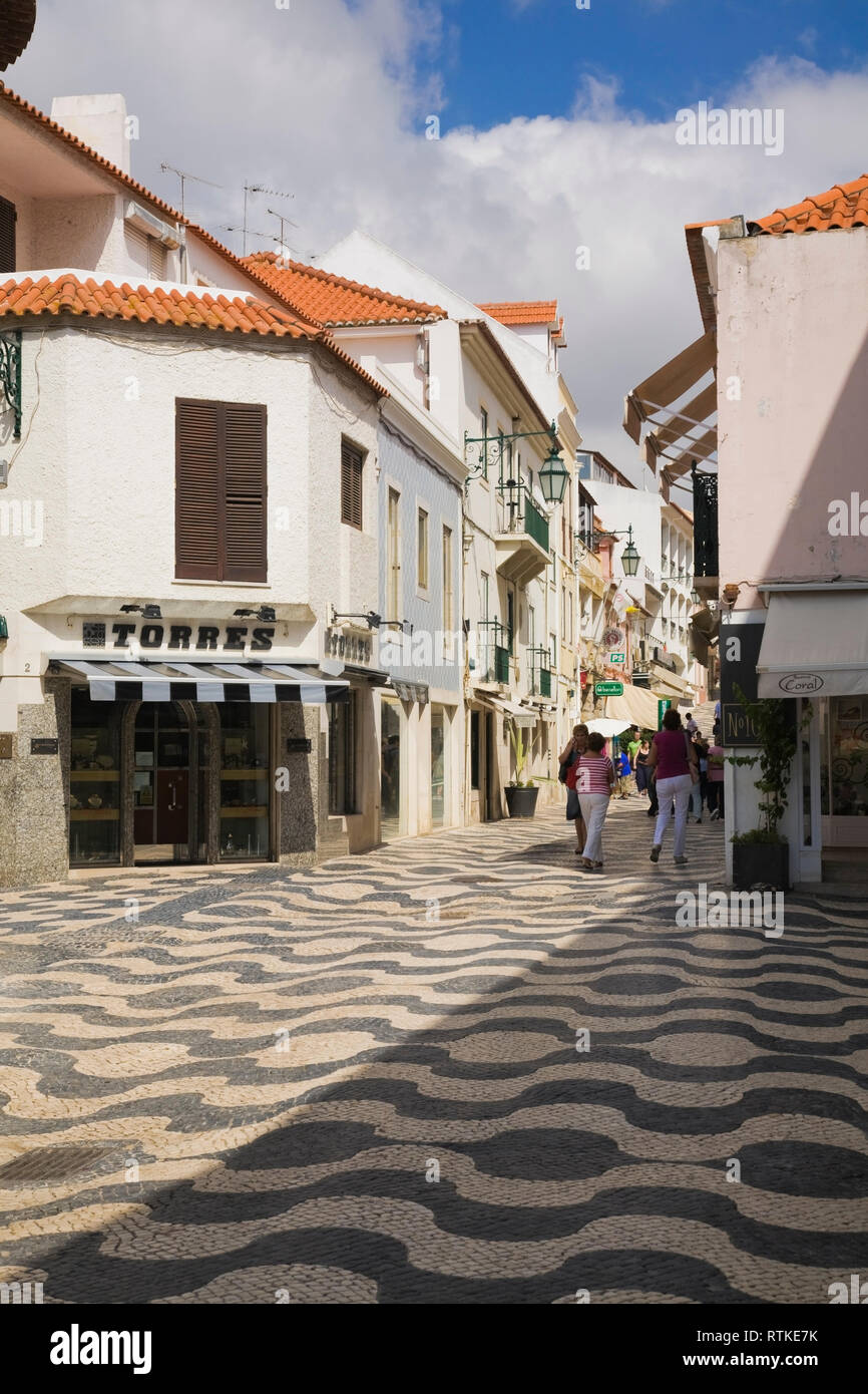 Zona commerciale concourse con piastrelle a mosaico, Cascais, Portogallo, Europa Foto Stock