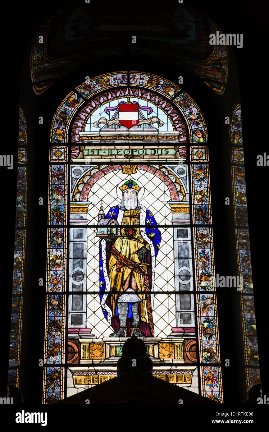 Finestra di vetro colorato all'interno del Saint-Stephen la Basilica, Budapest, Ungheria Foto Stock