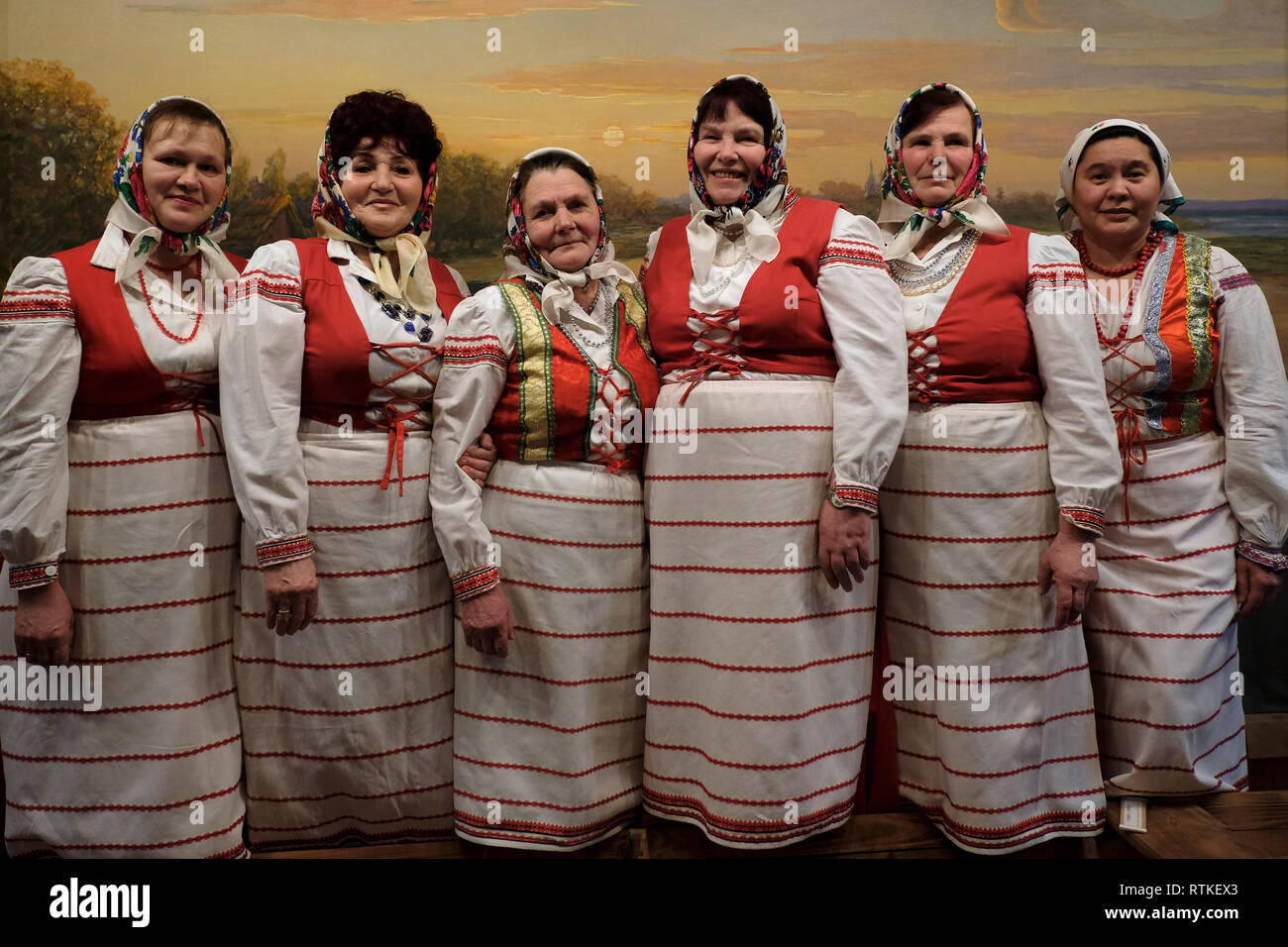 Un donne bielorusse in abito tradizionale in posa per la fotocamera dentro il Motal Folk Arts Museum di Motol o Motal una township di Ivanava Raion della regione di Brest Foto Stock