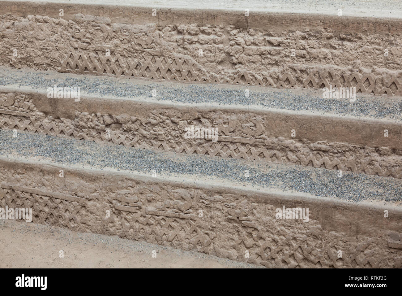 Huaca o Tempio del drago o l'Arcobaleno. Edificio religioso della cultura Chimú costruita in adobe con i suoi muri intagliati con vari motivi tale Foto Stock