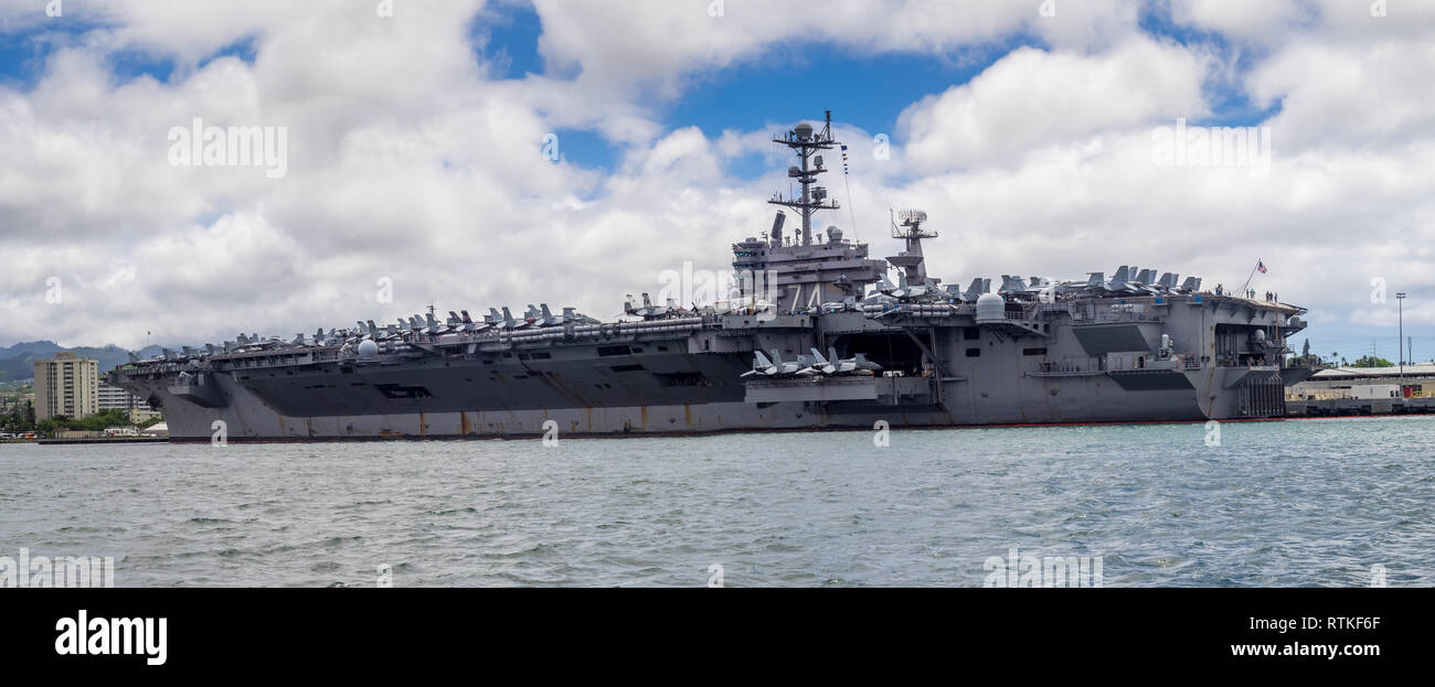 La USS John C. Stennis il 5 agosto 2016 in Pearl Harbor, Stati Uniti d'America. John C. Stennis è una classe Nimitz nuclear powered portaerei. Foto Stock