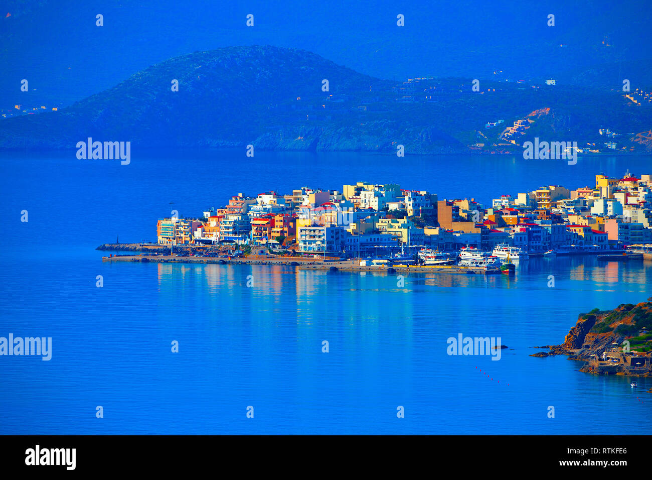 Agios Nikolaos. Agios Nikolaos è una pittoresca città della parte orientale dell'isola di Creta costruita sul lato nord ovest della tranquilla baia di Mirabello. Foto Stock