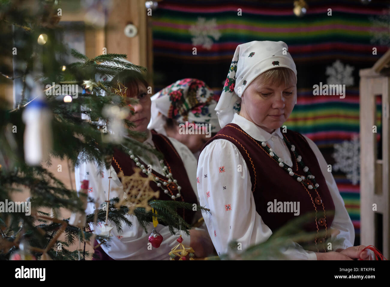 Gli abitanti del villaggio bielorussi in abiti tradizionali prendono parte alle celebrazioni natalizie nel villaggio di Stoily nel distretto di Pruzhany nella regione di Brest in Bielorussia Foto Stock
