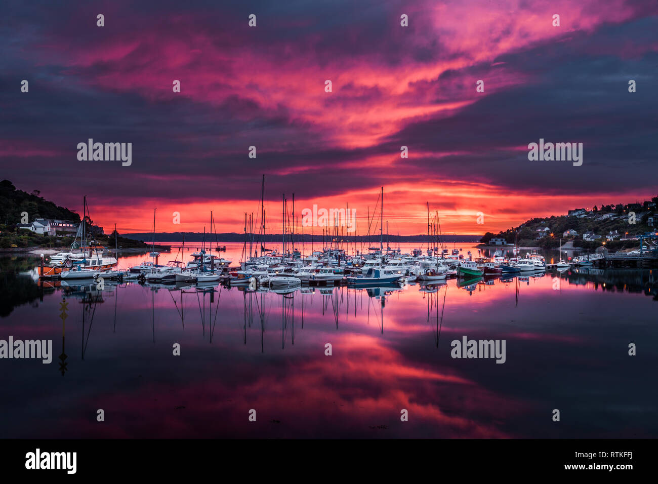 Crosshaven, Cork, Irlanda. Il 26 giugno, 2018. Un viola alba break su imbarcazioni da diporto ormeggiati a Marina di Crosshaven Co. Cork, Irlanda Foto Stock