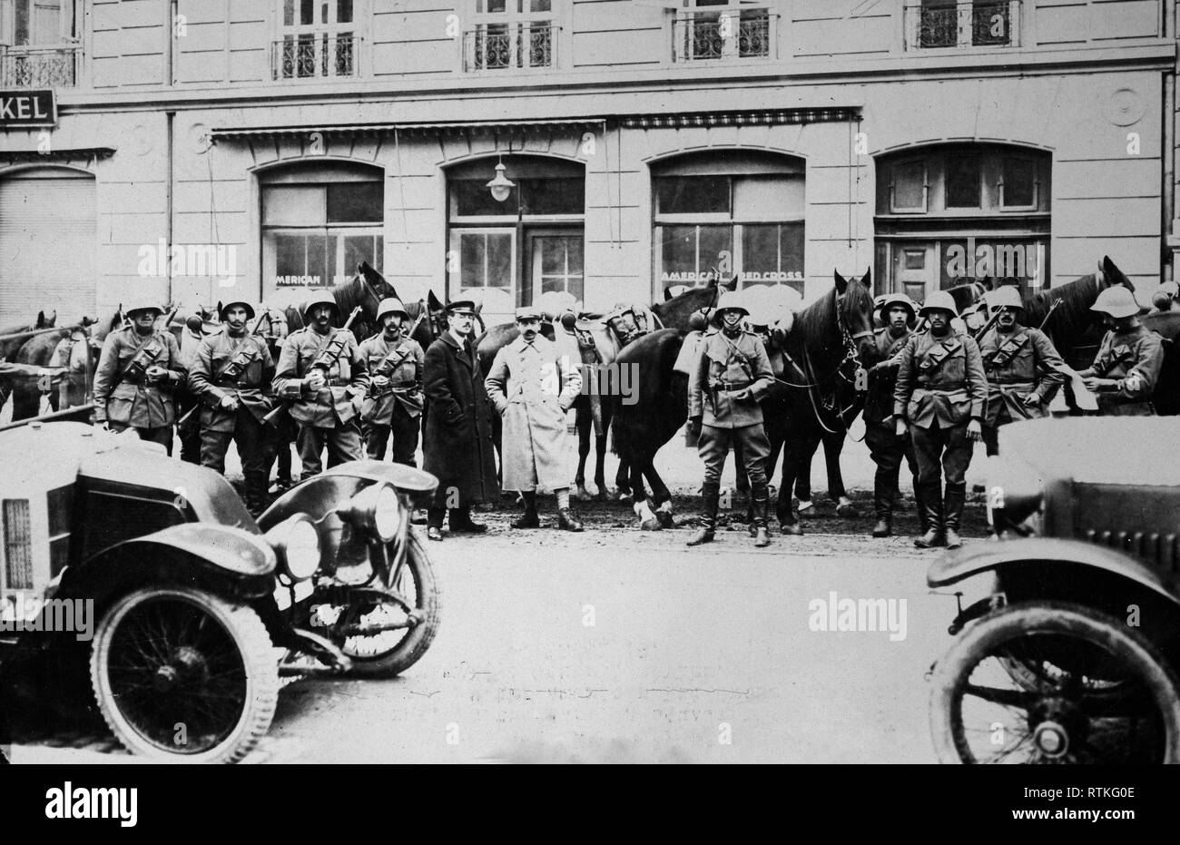 Bolsheviki nei paesi neutrali - bolscevismo espulsa dalla Svizzera. Una scena durante la fase di espulsione della missione Boshevik in [Berna Berna], Svizzera. Uno squadrone di cavalleria in quella città durante lo sciopero generale Foto Stock