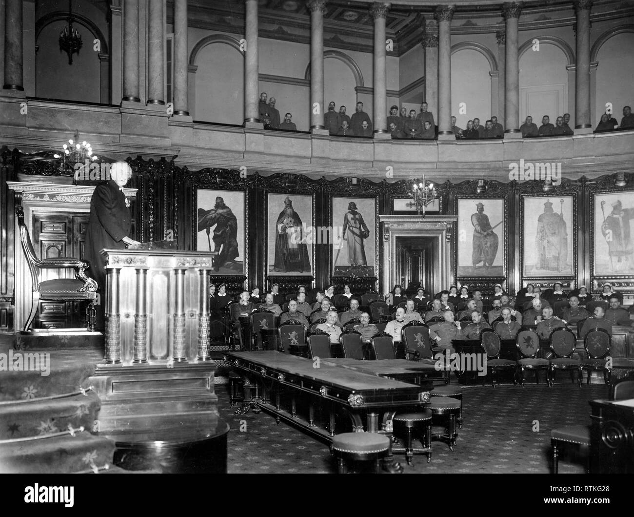 La rivoluzione tedesca - La foto mostra il generale von Bissing, Tedesco Governatore generale del Belgio e il suo staff assemblato nel senato belga Camera, Bruxelles, Belgio, per discutere le possibili condizioni di pace. La foto mostra la Corte Cappellano aprendo la riunione con una preghiera per la pace di ca. 1918-1919 Foto Stock