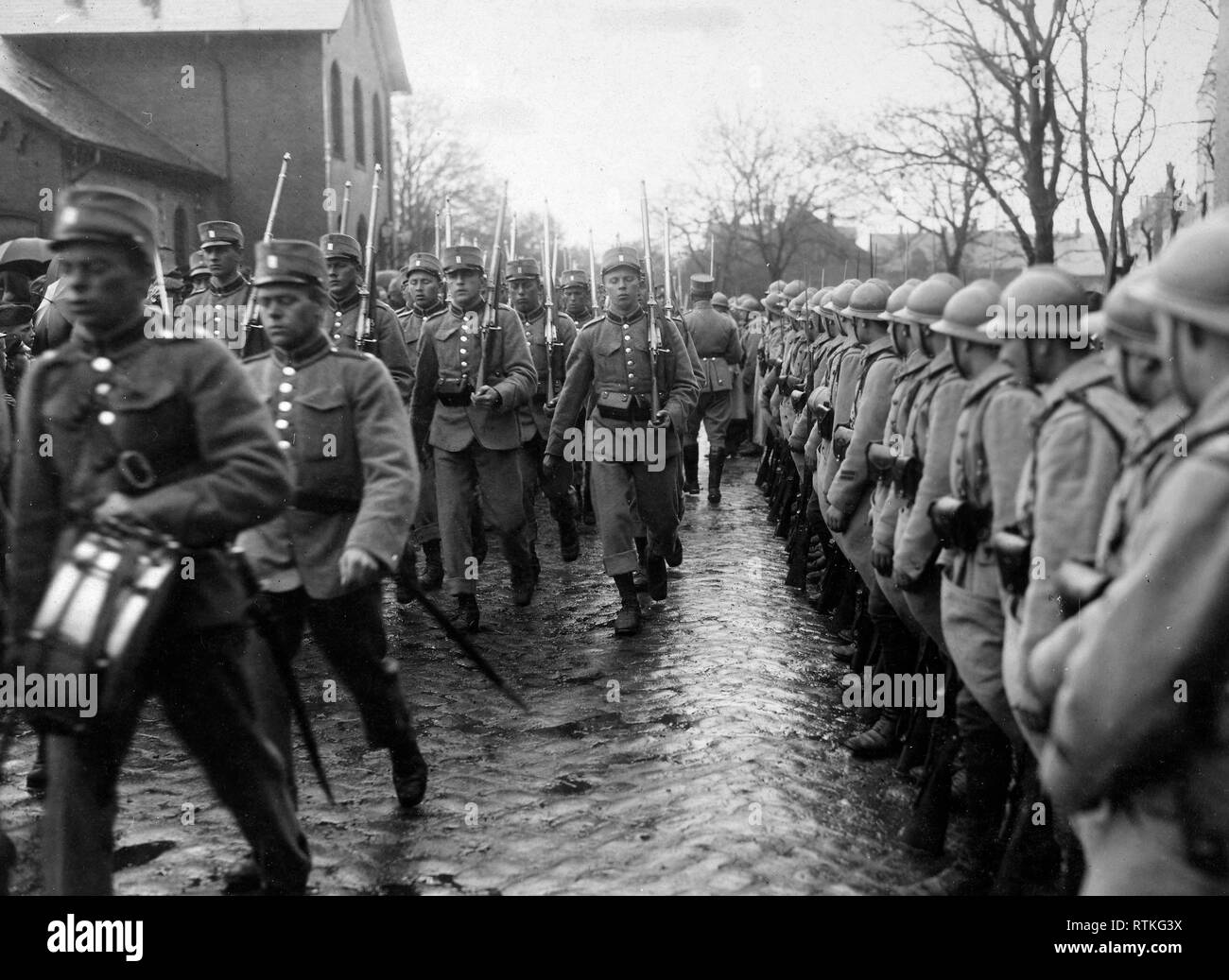La rivoluzione tedesca - occupazione del nord Schleswig dai danesi: Forze francesi salutando i danesi in entrata ca. 1920s ?? Foto Stock