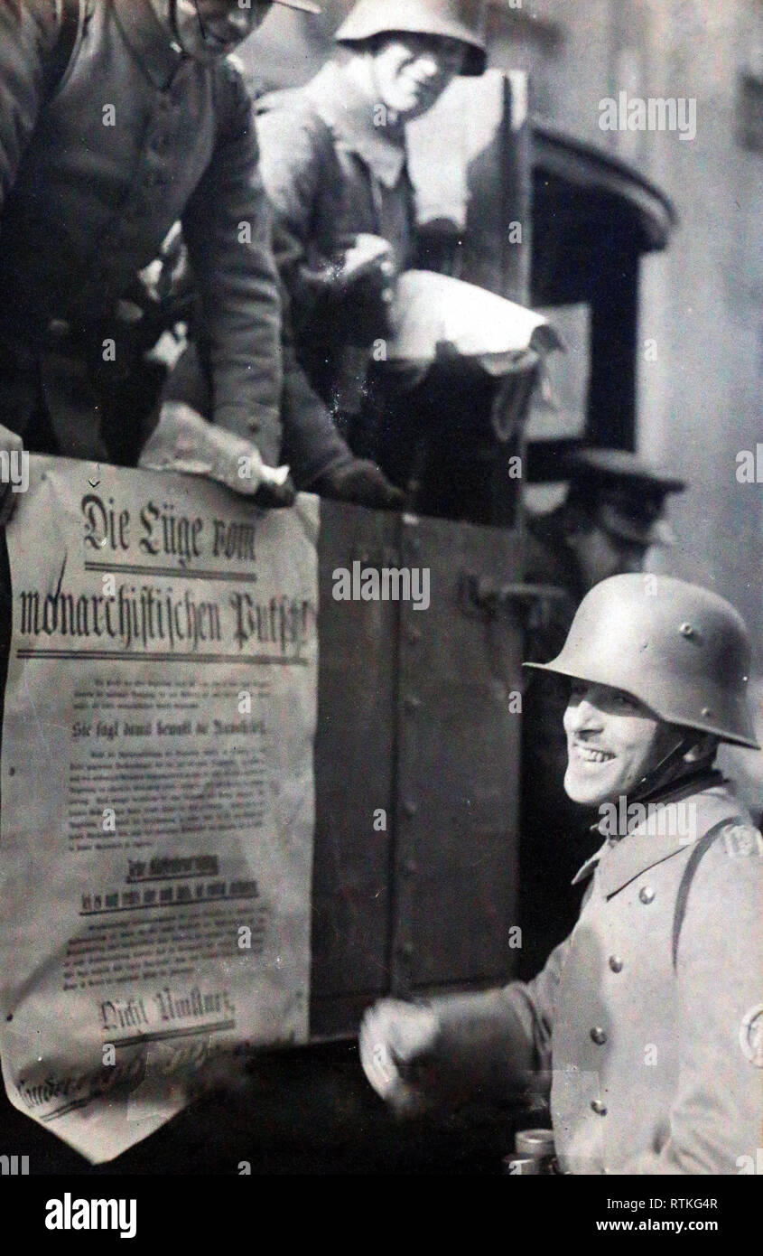 Questa cartolina mostra un soldato sorridente, davanti a un poster con la scritta 'Die Lüge vom monarchistischen Putsch' ('la menzogna della monarchica putsch"). Questa cartolina si riferisce alla Kapp Putsch, che ha avuto luogo nel marzo 1920 ed è stato un colpo di stato monarchico destinato a rovesciare la Repubblica di Weimar. Il putsch non riuscita dopo uno sciopero generale, che ha ricevuto un sostegno massiccio tra la classe operaia. Foto Stock