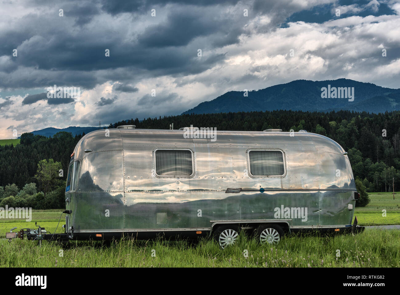 Classico rimorchio Airstream è visto in Stiria, Austria Foto Stock