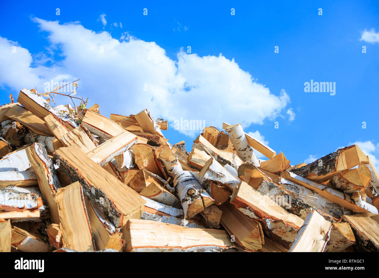 Legna da ardere di sfondo - Legna da ardere spaccati su una pila. Tritate a secco di legna da ardere log in una pila. Foto Stock