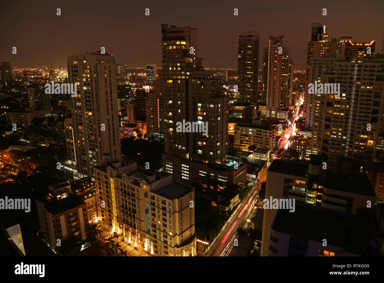 Incredibile vista aerea del paesaggio urbano con grattacieli del centro cittadino di Bangkok di notte Foto Stock