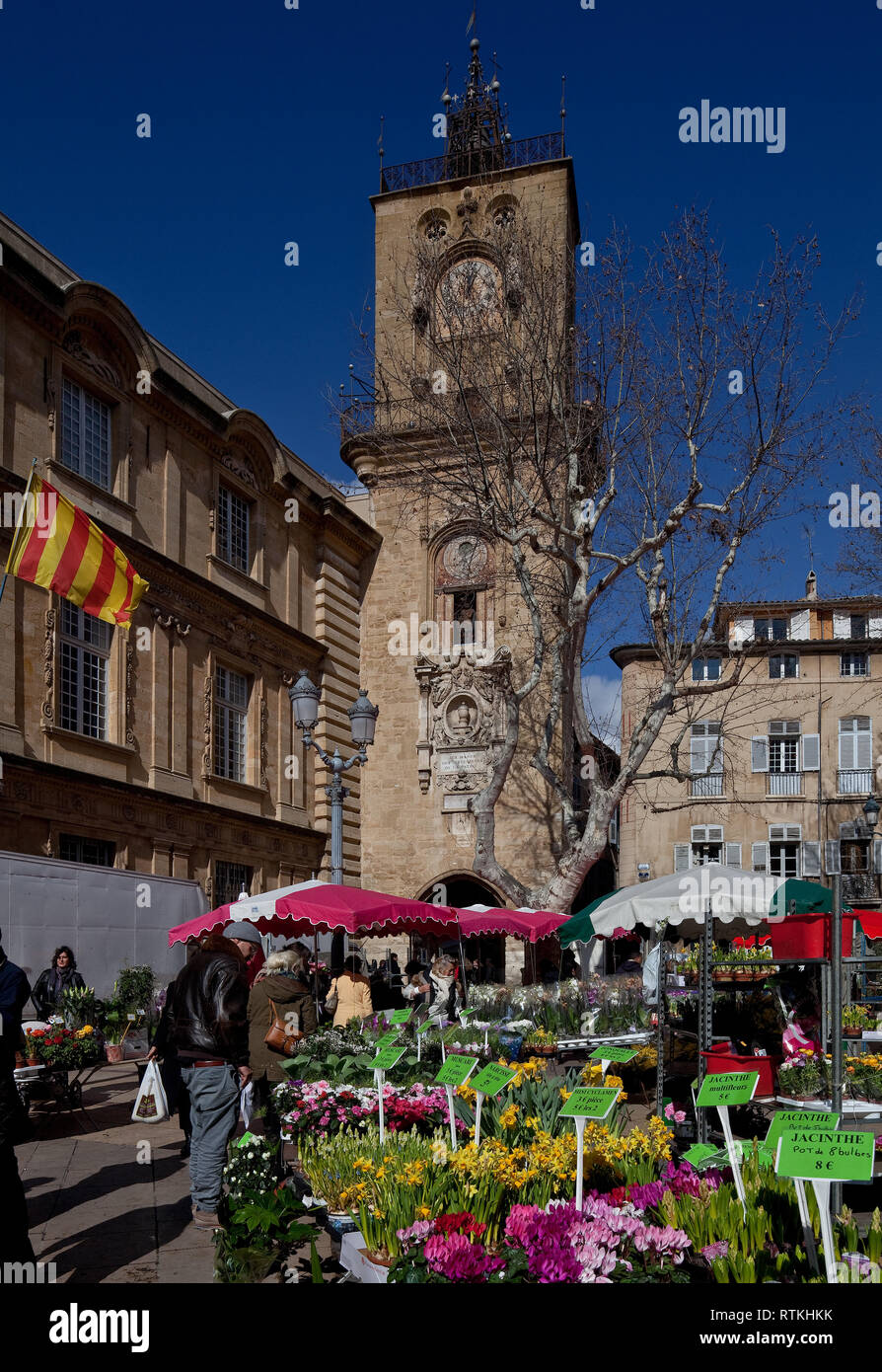 Frankr Aix-en-Provence Rathausplatz mit 60710 Blumenmarkt links Rathaus 1655-70 Mitte Uhr- u Glockenturm mit Durchfahrt Foto Stock