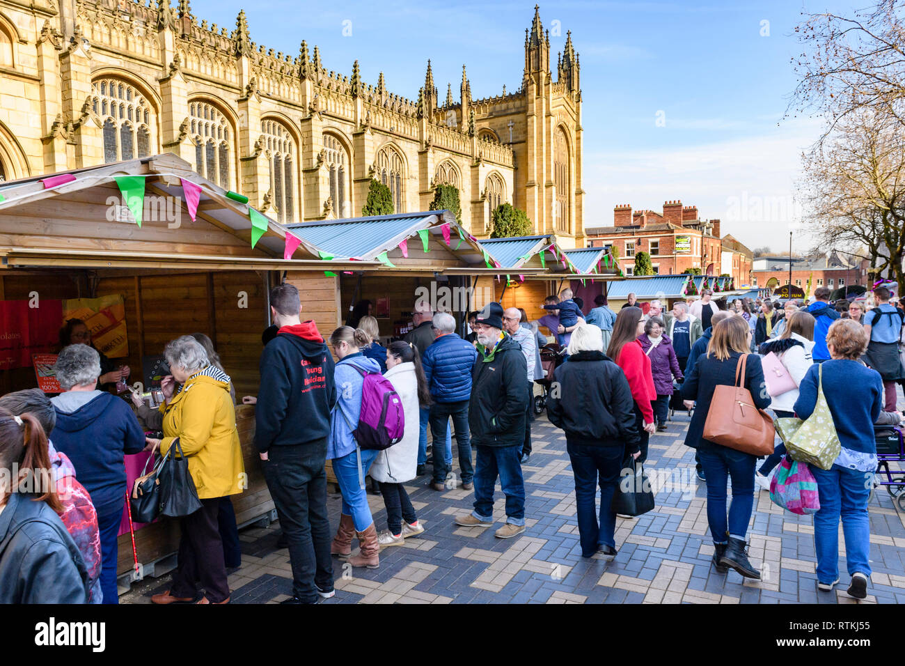 People shopping a occupato Wakefield cibo, drink & Rabarbaro Festival 2019, visitando il commercio di mercato bancarelle & cathedral precinct - West Yorkshire, Inghilterra, Regno Unito Foto Stock