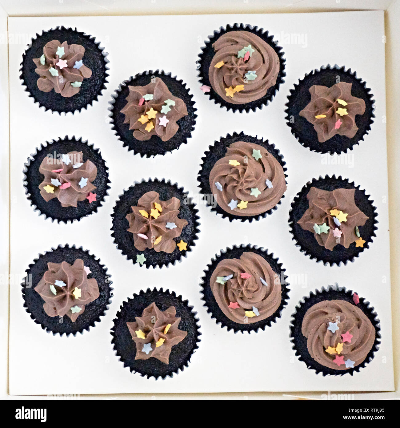 Tortine con glassa - il nome cupcake è ora dato a qualsiasi piccola torta rotonda che è circa le dimensioni di una tazzina Foto Stock