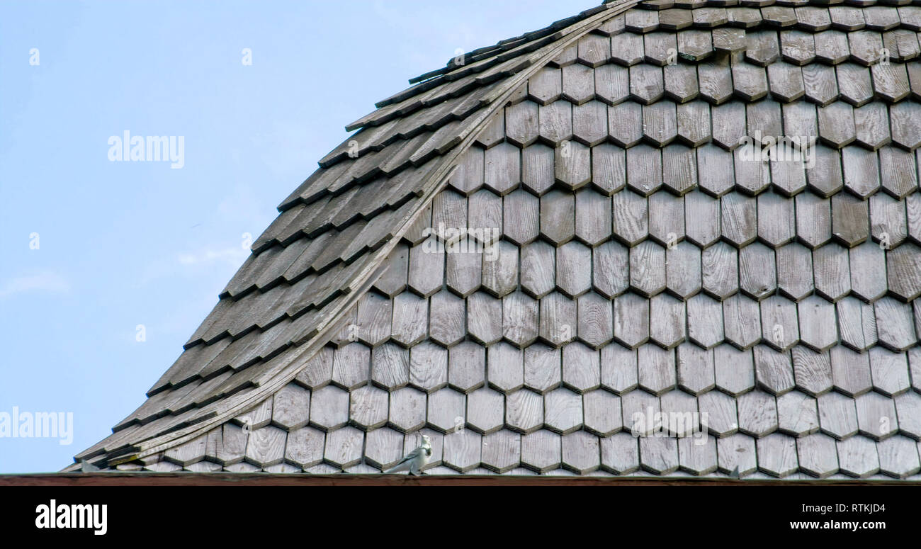 Nero in legno di cedro tetti di scandole di una casa. Approfondimento delle scandole di legno che sembra costruito di recente Foto Stock