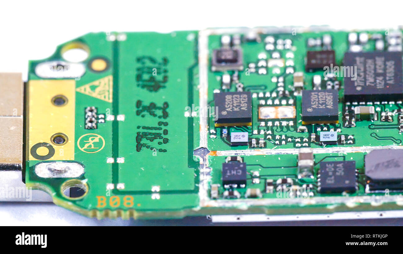 Close up look del micro chip di un USB. Su di essa sono schede micro e micro fili Foto Stock