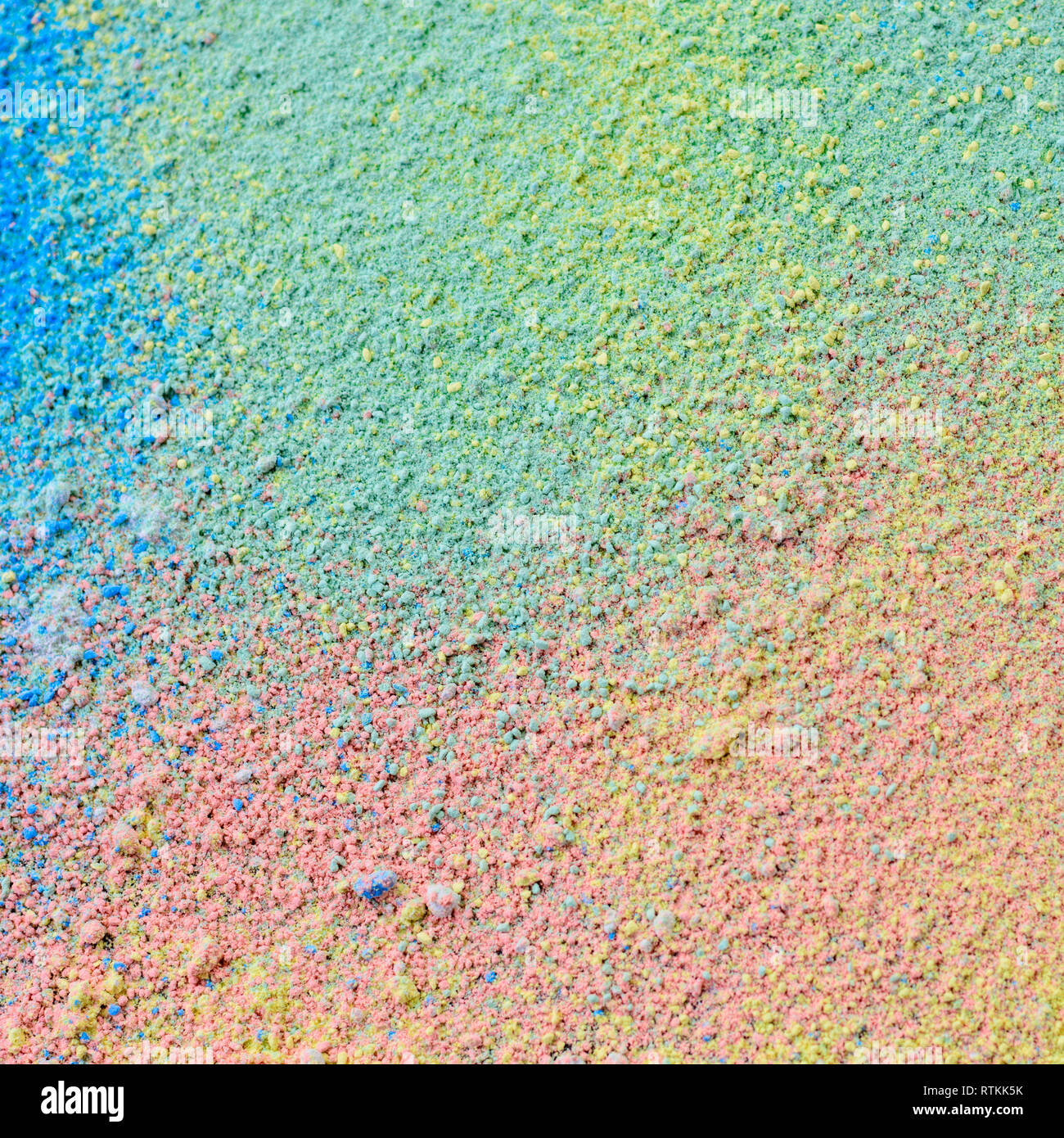 Sfondo colorato di gesso in polvere. Multicolore di particelle di polvere opener su sfondo nero. Foto Stock