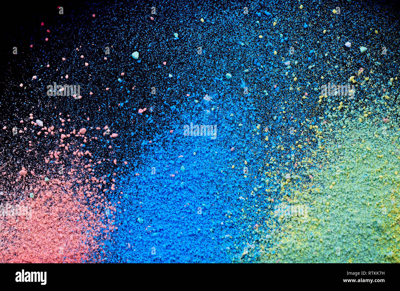 Sfondo colorato di gesso in polvere. Multicolore di particelle di polvere  opener su sfondo nero Foto stock - Alamy