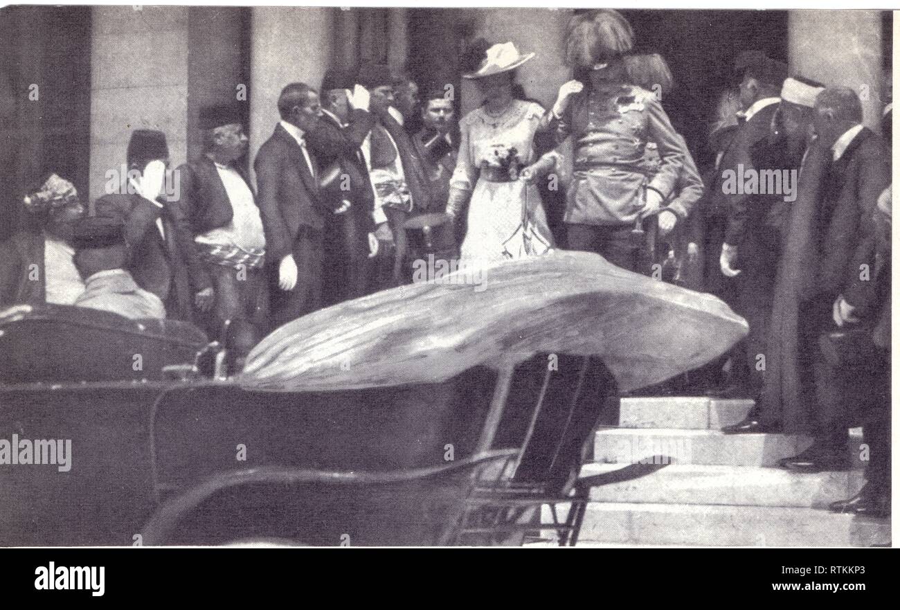 L'attentat de Sarajevo.L'archiduc François-Ferdinand et sa femme sortent de l'Hotel de Ville de Sarajevo.Dans quelques istanti,ils vont être assassi Foto Stock